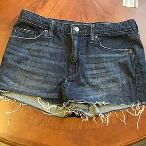 Frayed denim shorts
